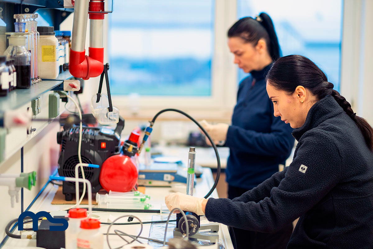 Zwei Mitarbeiterinnen von MS Duroplast bei Ihrer Arbeit im Labor / Entwicklung